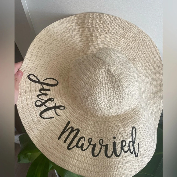 “Just Married” Floppy Straw Embroidered Sun Hat - Picture 1 of 4